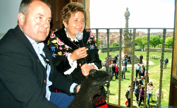 Los subastadores en el balcón de la ermita./SN