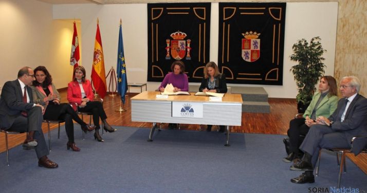 La firma de los convenios entre ambas instituciones autonómicas. / Jta.