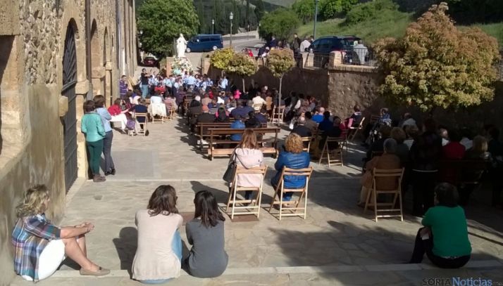 Concierto de la Banda municipal de música en el exterior del monasterio. / SN 