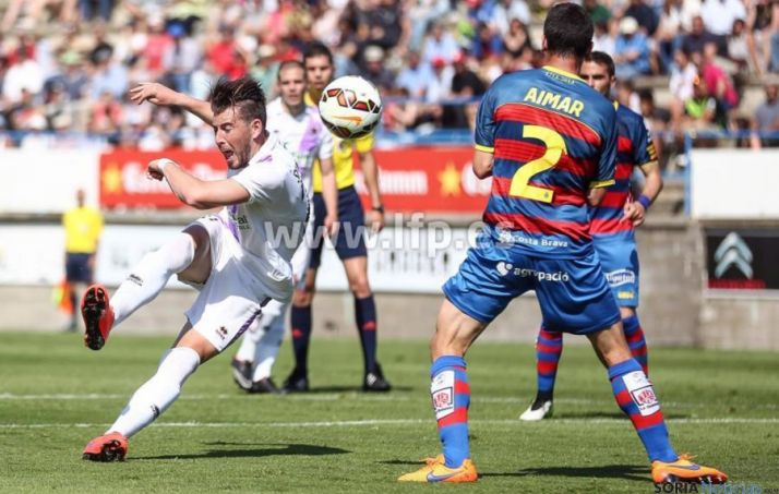 Enrich, en uno de los lances del partido. / LFP