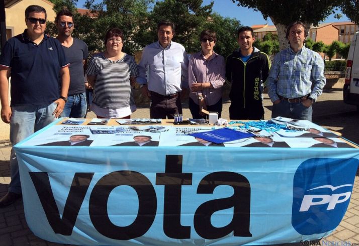 Jesús Peregrina (ctro.) con su candidatura.