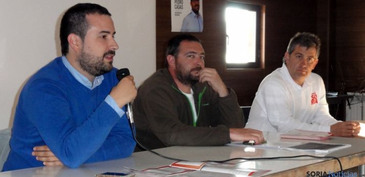 Casas, (ctro.) en el mitin del PSOE.