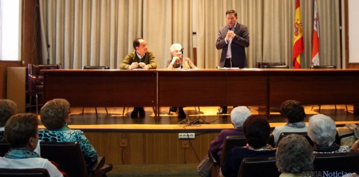 Sainz, (dcha.) con las amas de casa.