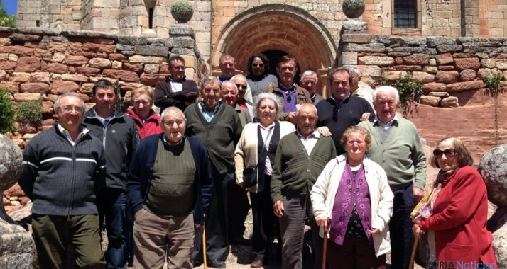 Vecinos de Romanillos de Medinaceli en la visita de la Diputación. / Dip.