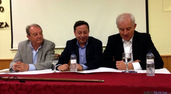 Adolfo Sainz, (ctro.) en su visita a Zaragoza.