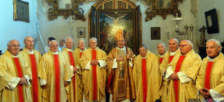 Los sacerdotes con el obispo. / DOS