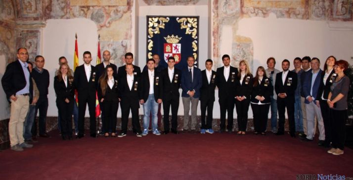 Los alumnos con sus tutores. / Jta.