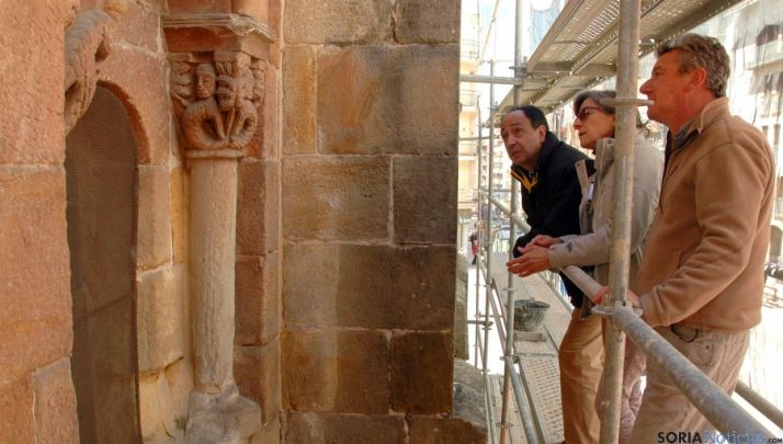 López, (izda.) con los responsables de la empresa en las obras. / Jta.