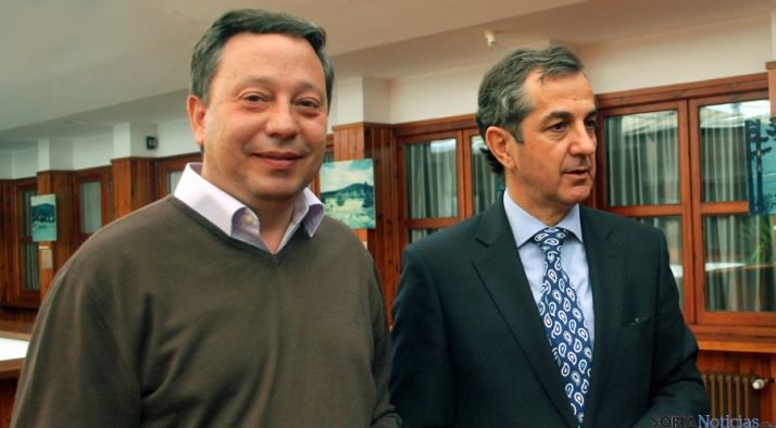 Adolfo Sainz, (izda.) con el director de la UNED en Soria, Alberto Caballero. / SN