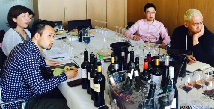 Especialistas nipones en una cata de vinos. /Jta