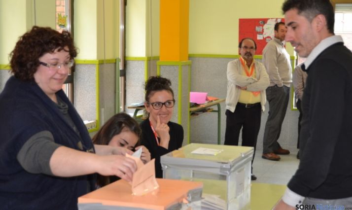 Mesa electoral en San Leonardo