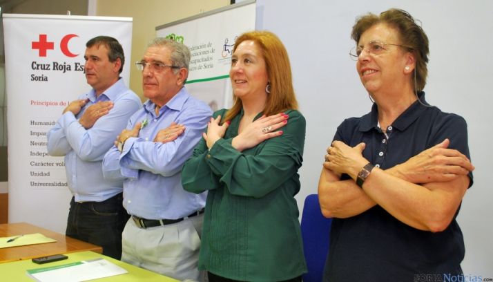 Heras (dcha.), Casado, Ligero y Ballando cruzan los brazos en señal de la X solidaria. / SN
