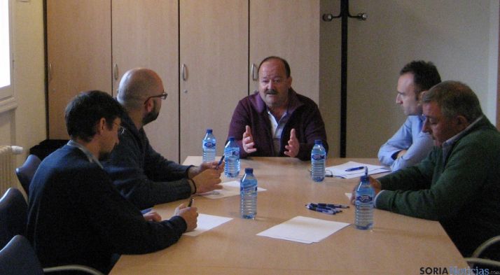 Miembros de  Sorian@s, (izda.) se reunían con los taxistas este martes.
