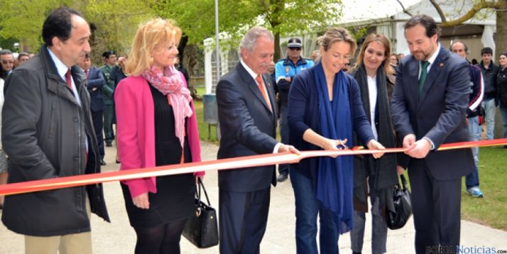 Odil Rodríguez de la Fuente corta la cinta, junto a las autoridades