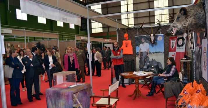 Las autoridades visitan el stand de la asociación de rehalas