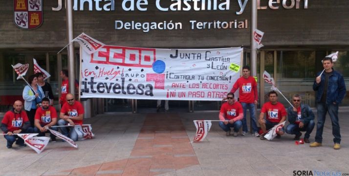 Los trabajadores concentrados ante la Delegación Territorial. / SN