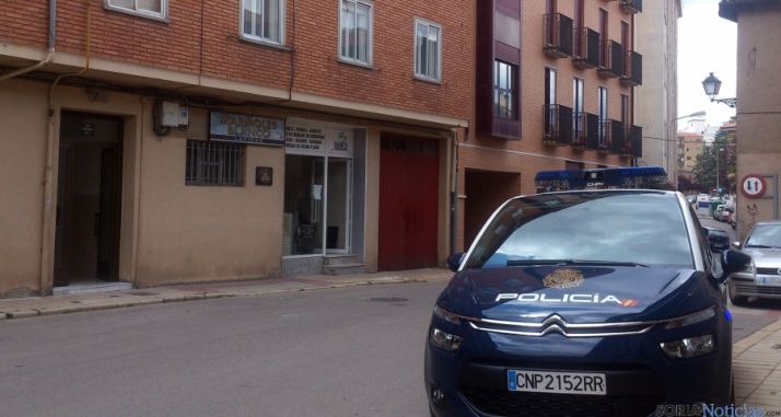 La Policía Nacional ha procedido al registro de la vivienda donde se han producido los hechos. / SN