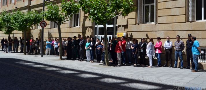 Minuto de silencio en memoria de Rachida Nur en la Subdelgación. / SN