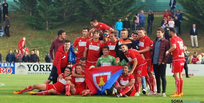 Los jugadores del Numancia B celebran el ascenso. / SN