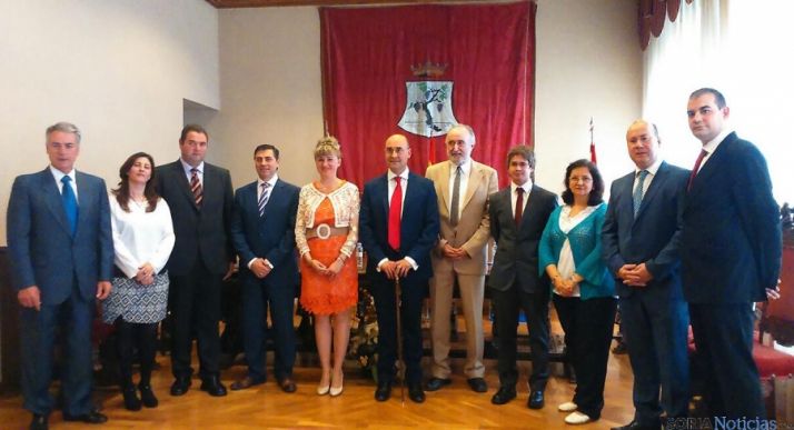 Alonso (ctro.) con la nueva corporación del Ayuntamiento de Ágreda. / SN