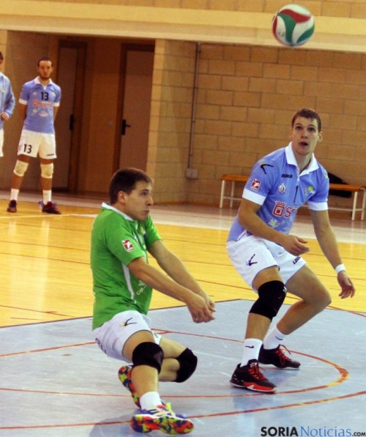 Hernández, (izda.) recepcionando un balón. 
