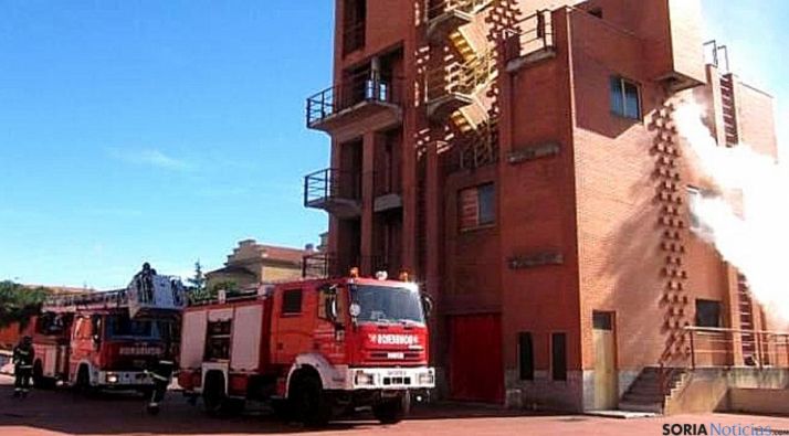 Bomberos junto a la Torre de Fuego del parque de Salamanca. / SRTV 