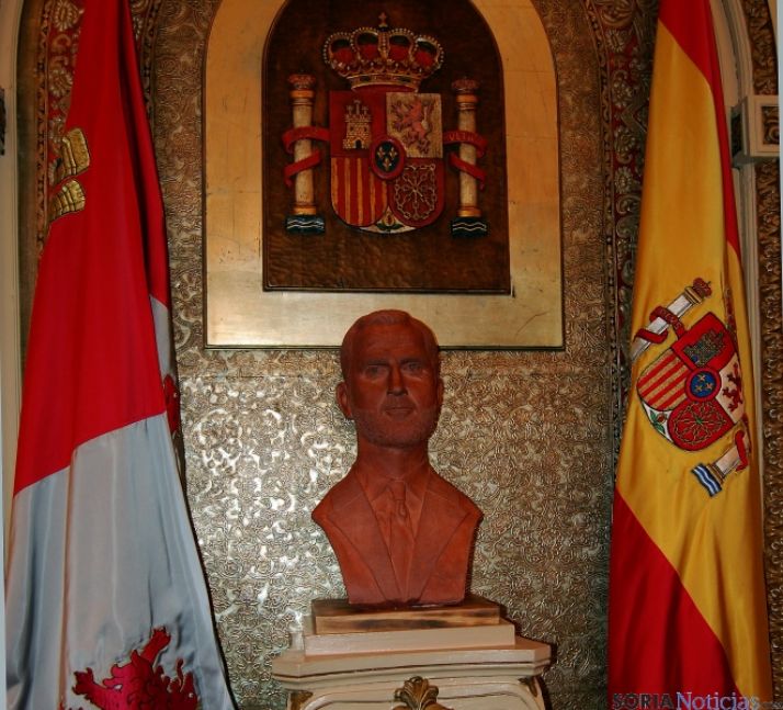 El busto del monarca en el salón plenario. / Dip.