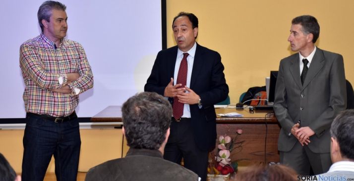 Manuel López (ctro.), en la apertura de las jornadas sobre el cangrejo.  / Jta.