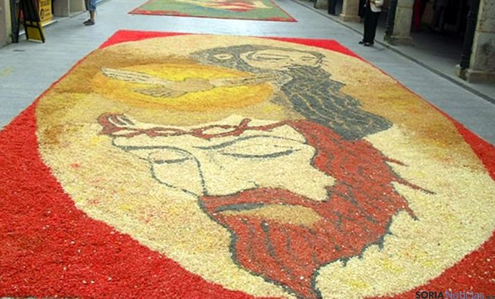 Un tapiz floral en El Burgo. / SN