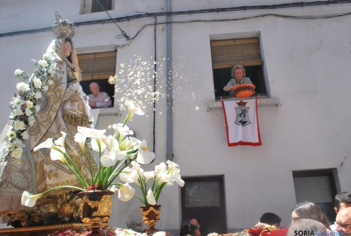 El ‘dulce’ peso de la Virgen