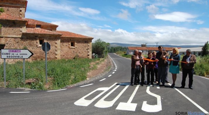 Autoridades y vecinos en la inauguración de las obras. / Dip.