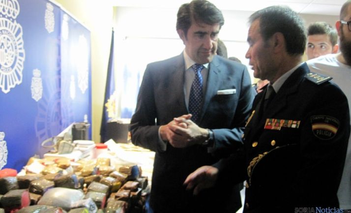 El delegado del Gobierno, junto a responsable policial de la operación. 