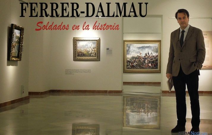 El artista con algunas de sus obras. 