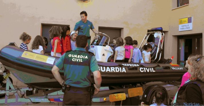 La Guardia Civil con niños en San Leonardo. / Subd.