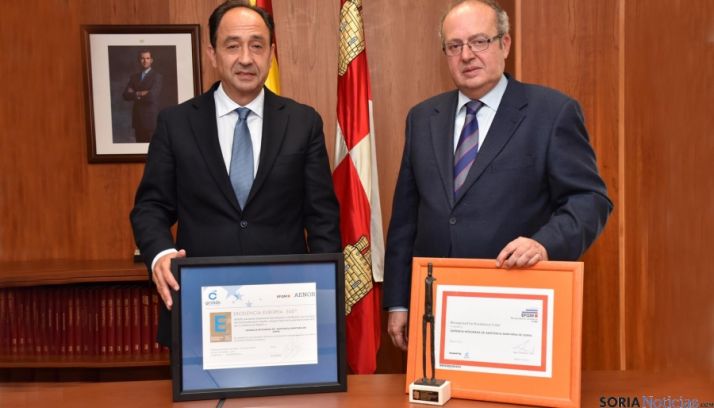 López y Delgado con las acreditaciones EFQM 500+ y el Premio Profesor Barea.