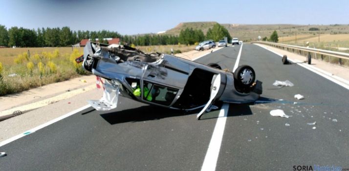 Uno de los vehículos implicados, en mitad de la calzada. / SN