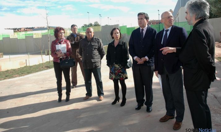 Sánchez Pascuala (2º dcha.) en una visita al colegio este marzo. / Jta.