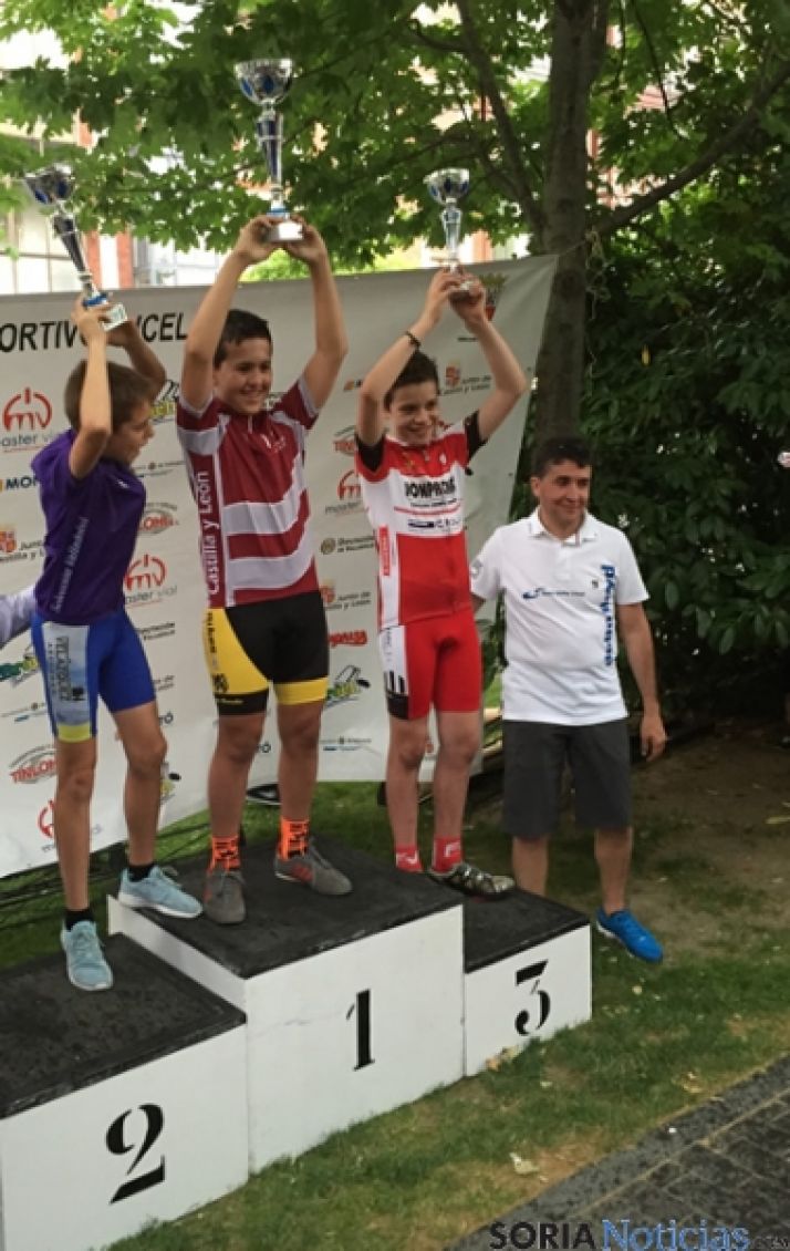 Antonio González con su trofeo