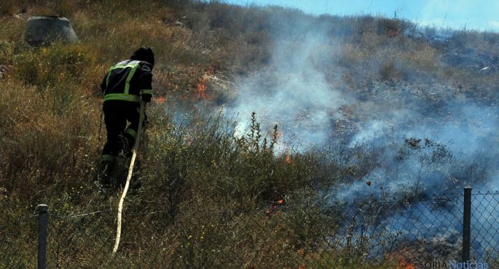 Un bombero apagando un fuego forestal en Soria. / SN