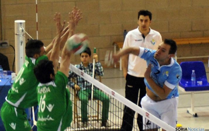 Salvador, en un remate contra el Unicaja. / SN