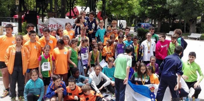 Foto de familia de los participantes. 