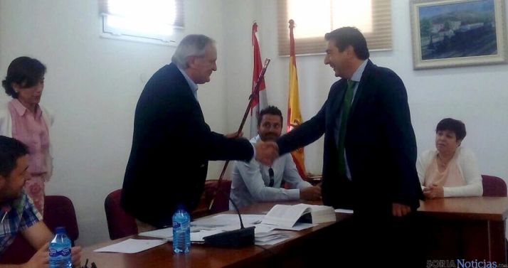 Jesús Pergrina, (dcha.) saluda al concejal de más edad de Arcos este sábado. / PP