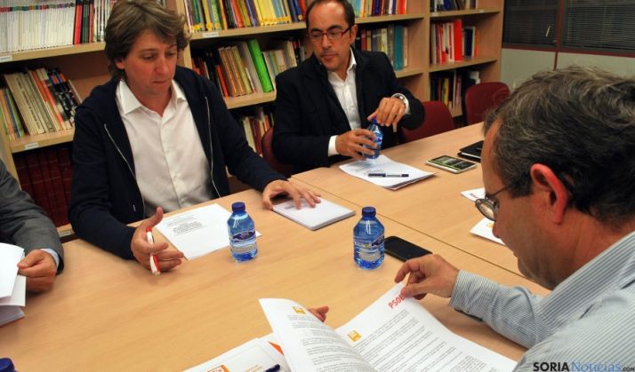 De Lózar (C´s) ojea el documento frente a Mínguez y Rey. / SN