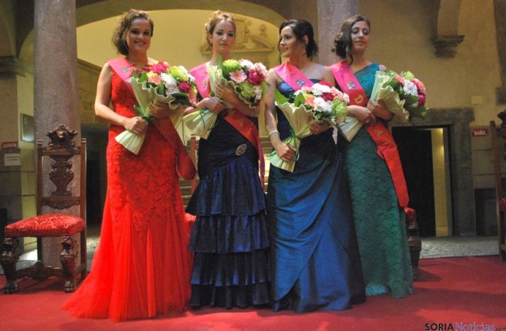 La reina y las damas de honor para los Milagros. / SN