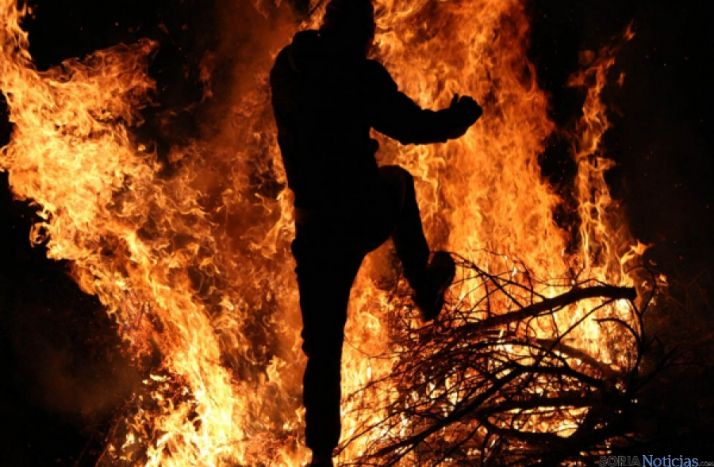 Salto de la hoguera en Vinuesa