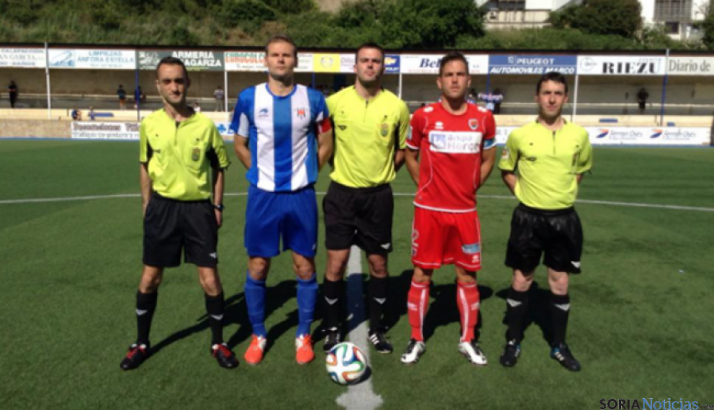Los capitanes posando con los colegiados