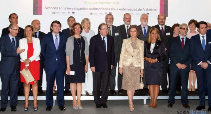Personalidades en el simposio sobre la enfermedad de Alzheimer en Salamanca. / Jta.