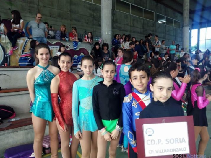 Los jóvenes con su diploma