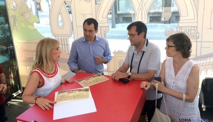 Los concejales Valdenebro (izda.) y Muñoz, con Carles y Mercè. / Ayto