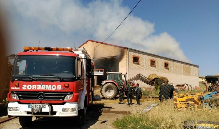Medios materiales y humanos en el el operativo contra el fuego. / SN